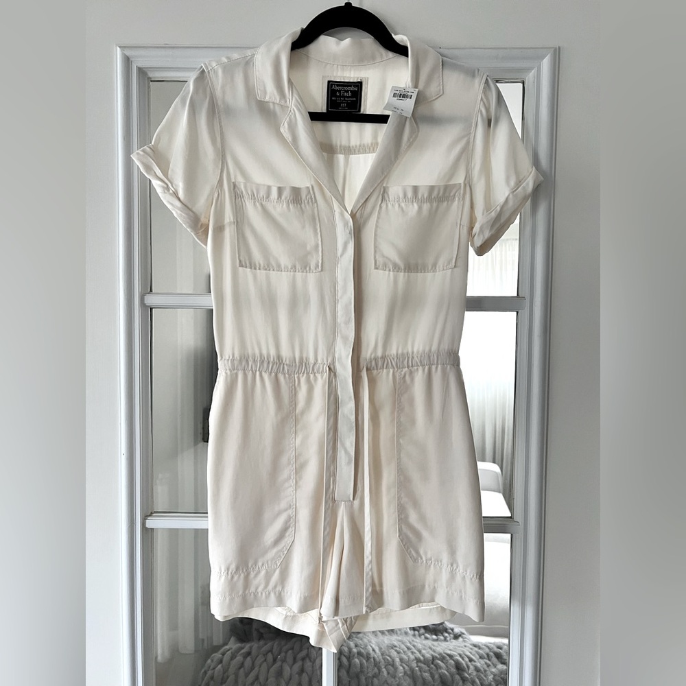 Abercrombie and Finch Romper NWT

Size: XS Tall